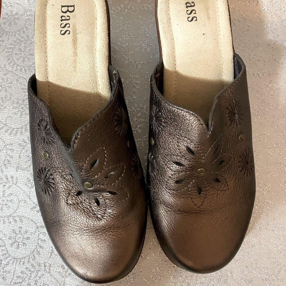 Bass clog mule shoes, Size 7 M Bronze in color.